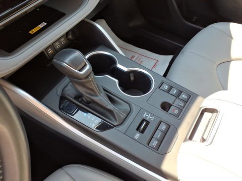 Used 2023 Toyota Highlander XLE image 19