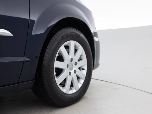 Used 2016 Chrysler Town & Country Touring image 20