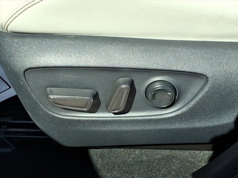 Used 2019 Toyota RAV4 XLE Premium image 12