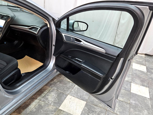 Used 2020 Ford Fusion SE image 30