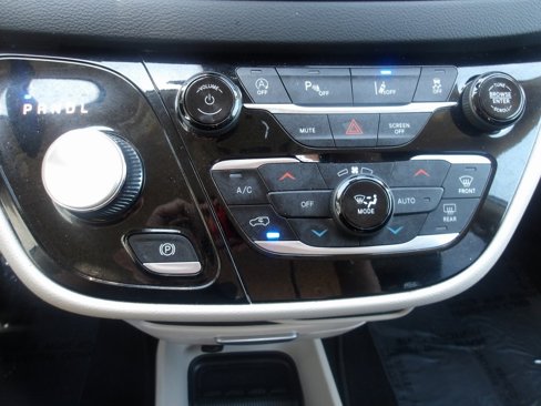 Used 2023 Chrysler Pacifica Touring-L image 16