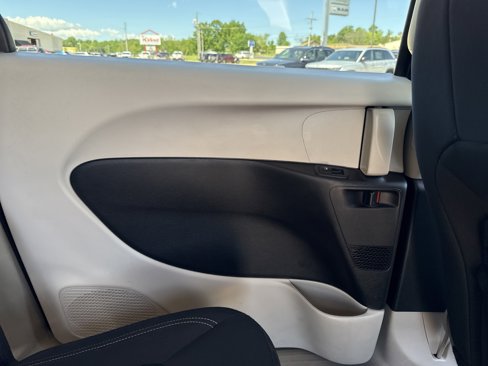 Used 2023 Chrysler Voyager LX image 29