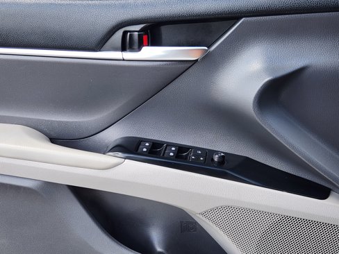 Used 2018 Toyota Camry LE image 7
