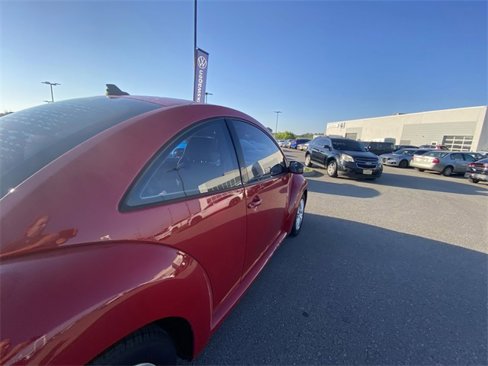 Used 2010 Volkswagen Beetle Coupe image 9