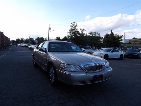 Used 2008 Lincoln Town Car Signature Limited image 2