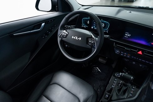 Used 2023 Kia Niro SX image 10