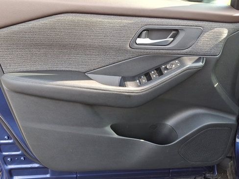 Used 2021 Nissan Rogue SV image 13