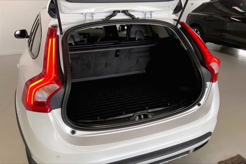 Used 2018 Volvo V60 T5 Cross Country image 17