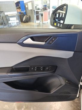 Used 2023 Volkswagen Taos SE w/ Panoramic Sunroof Package image 11