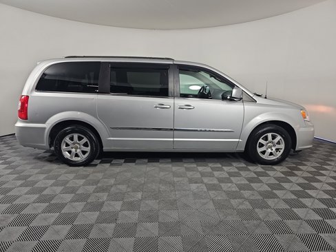 Used 2012 Chrysler Town & Country Touring image 7