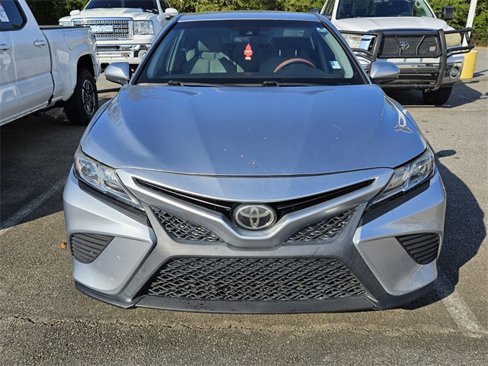 Used 2018 Toyota Camry SE image 2