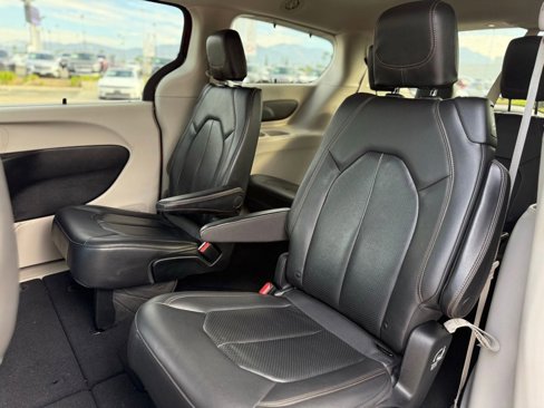Used 2019 Chrysler Pacifica Touring-L image 4