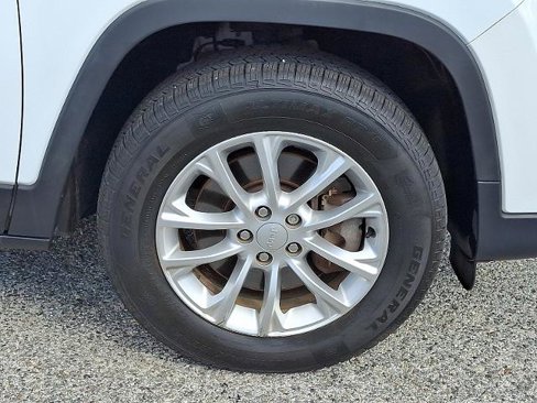 Used 2019 Jeep Cherokee Latitude w/ Popular Appearance Group image 8