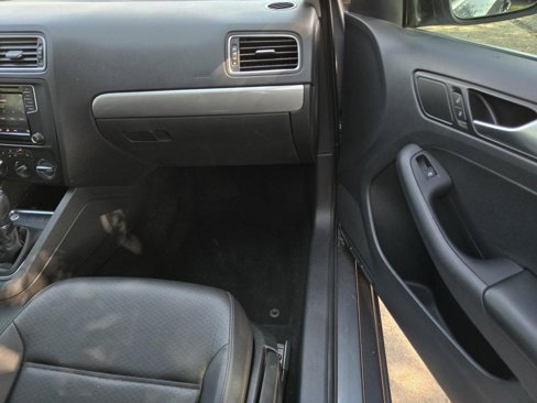 Used 2017 Volkswagen Jetta SE image 9