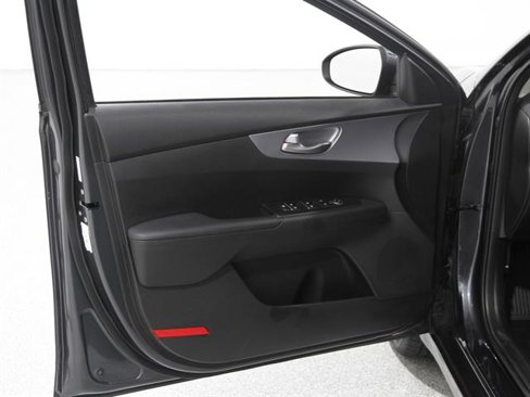 Used 2022 Kia Forte LXS image 4