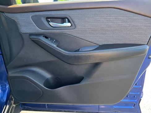 Used 2023 Nissan Rogue SV image 43