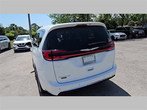 Used 2023 Chrysler Pacifica Touring-L image 18