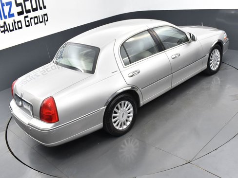 Used 2005 Lincoln Town Car Signature image 21
