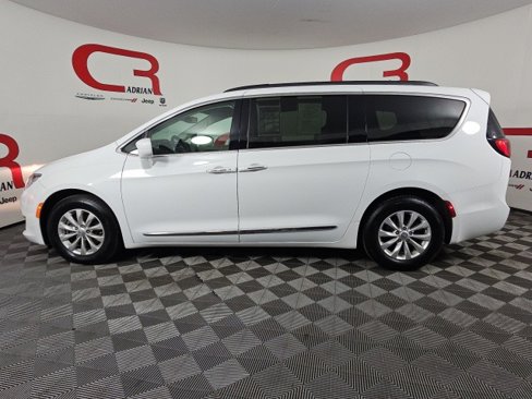 Certified 2017 Chrysler Pacifica Touring-L image 4