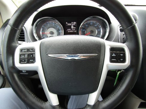 Used 2015 Chrysler Town & Country Touring-L image 18