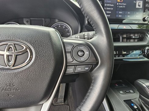 Used 2021 Toyota Venza LE w/ Carpet Mat Package (TMS) image 24