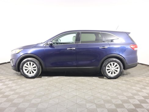 Used 2017 Kia Sorento LX image 2