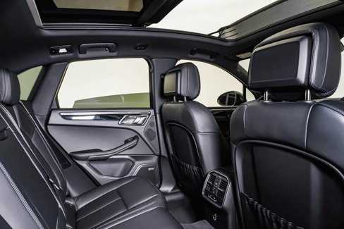 Certified 2025 Porsche Macan Turbo image 16