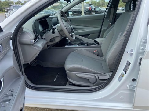 Used 2025 Hyundai Elantra Sport image 11