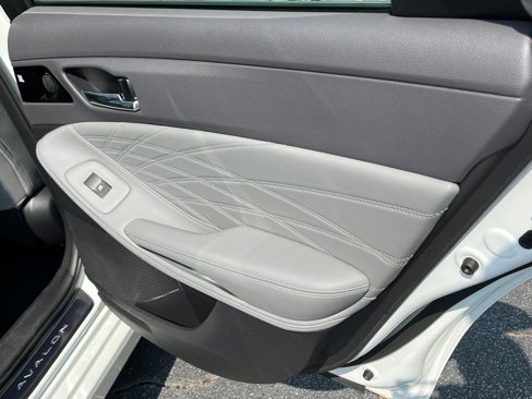 Used 2019 Toyota Avalon Limited image 17