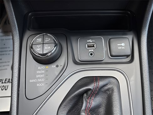 Used 2019 Jeep Cherokee Trailhawk w/ Cold Weather Group image 15