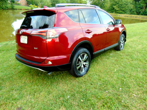 Used 2018 Toyota RAV4 XLE image 8