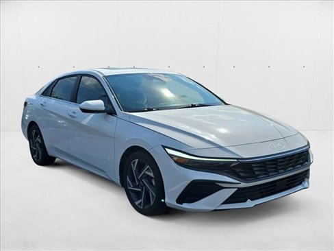 Used 2024 Hyundai Elantra SEL w/ Convenience Package image 3