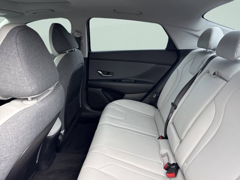 Used 2021 Hyundai Elantra Limited image 10