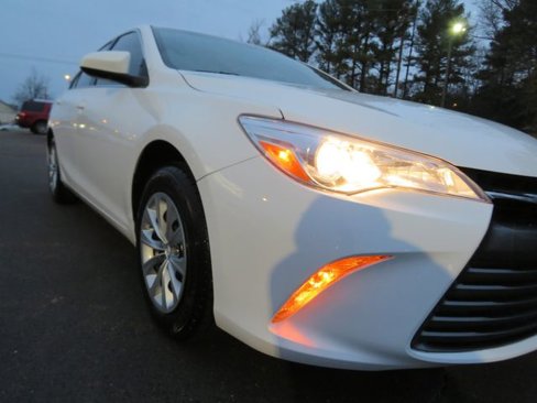 Used 2017 Toyota Camry LE image 9