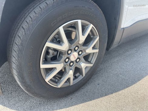 Used 2023 GMC Acadia SLE image 2