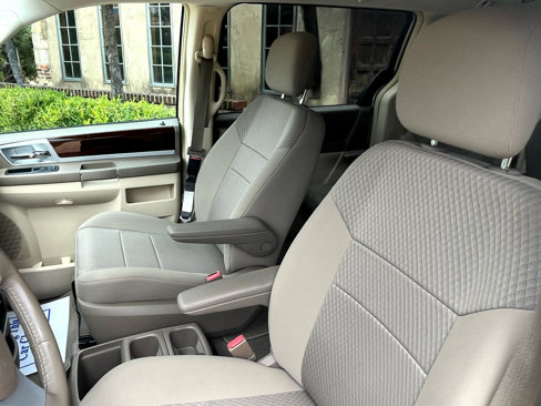 Used 2010 Chrysler Town & Country Touring image 29