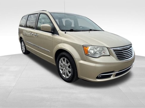 Used 2011 Chrysler Town & Country Touring-L image 8