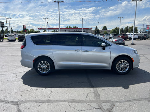 Used 2023 Chrysler Pacifica Touring-L image 8