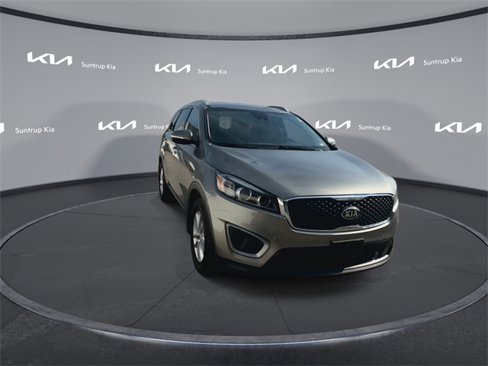 Used 2017 Kia Sorento LX w/ LX Convenience Package image 3