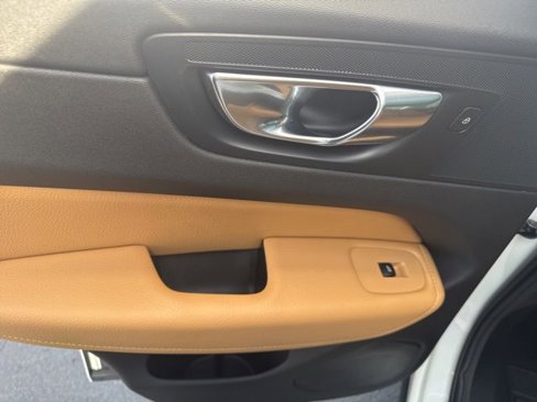 Used 2020 Volvo XC60 T6 Momentum image 10