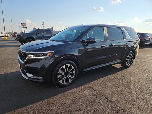 Used 2022 Kia Carnival EX image 2