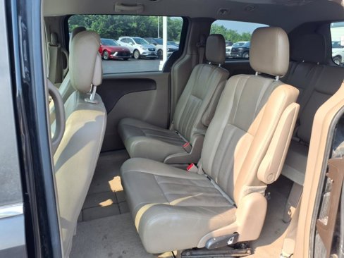 Used 2016 Chrysler Town & Country Touring image 25
