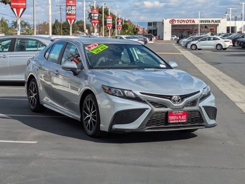 Used 2022 Toyota Camry SE image 3