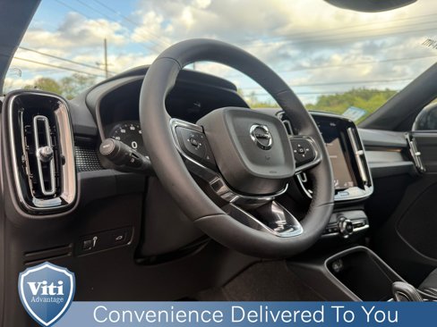 Certified 2022 Volvo XC40 T5 R-Design image 17