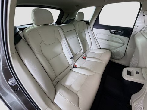 Used 2021 Volvo XC60 T5 Momentum w/ Premium Package image 27
