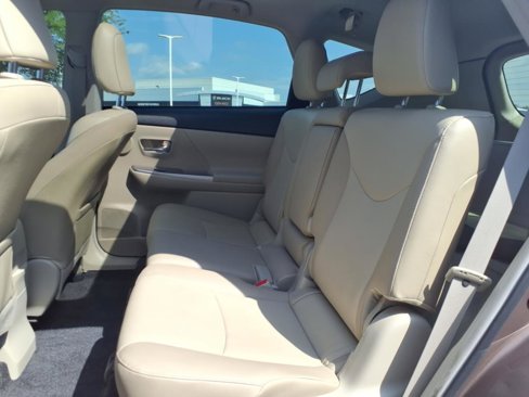 Used 2017 Toyota Prius V Five image 10