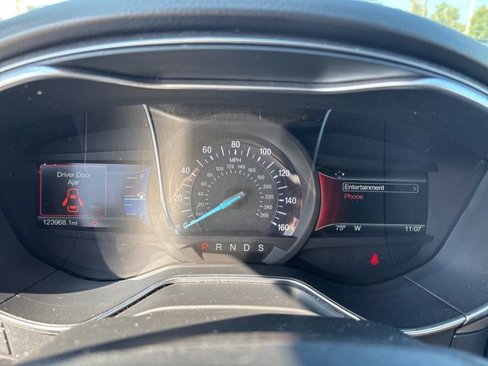 Used 2017 Ford Fusion SE w/ Fusion SE Technology Package image 13