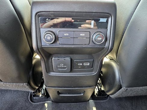 Used 2023 GMC Acadia SLT image 11