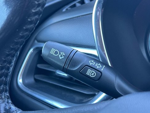 Used 2020 Chevrolet Equinox LT w/ Driver Convenience Package image 7