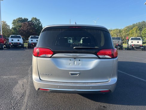 Certified 2017 Chrysler Pacifica Touring-L w/ Tire & Wheel Group image 8